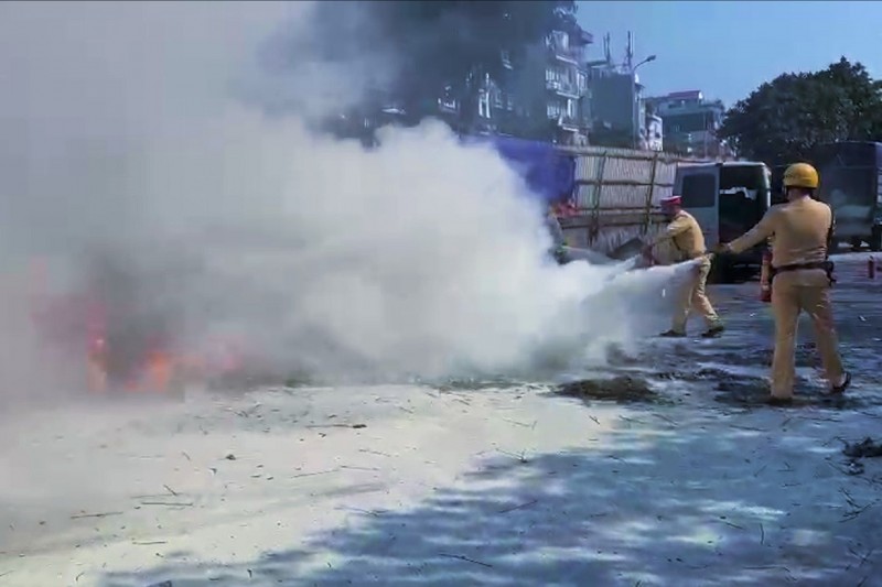 Hà Nội: Nhanh chóng dập tắt đám cháy xe máy giữa bãi đỗ ô tô