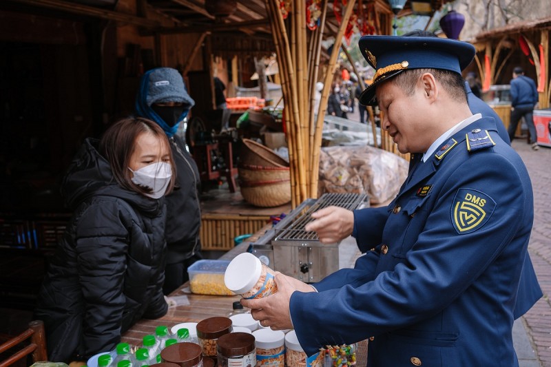 Đội Quản lý thị trường số 6 - Cục Quản lý thị trường Quảng Ninh kiểm tra các cửa hàng bán thực phẩm tại lễ hội Xuân Yên tử 2023