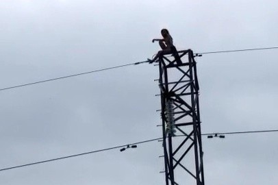 Tiền Giang: Giải cứu cô gái không mảnh vải che thân ngồi trên cột điện cao thế