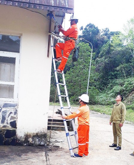 Ngành điện Thừa Thiên Huế: Kiểm tra và xử lý sự cố điện tại Sở hải quan Ka Lô (Lào)