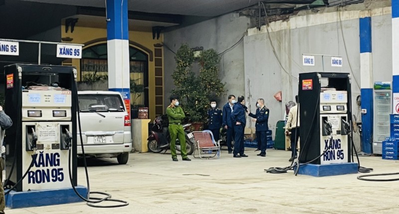 Quản lý thị trường Hà Nội: Phát hiện một cửa hàng xăng dầu dùng giấy chứng nhận hết hạn