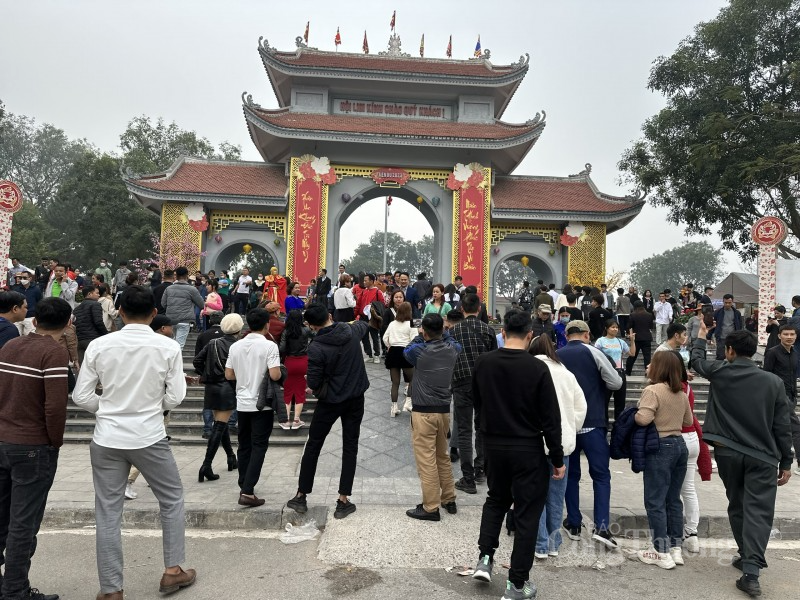 Du khách thập phương đổ dồn về Kinh Bắc trẩy Hội Lim
