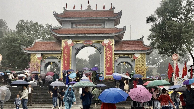 Bắc Ninh: Bất chấp trời mưa, du khách vẫn nườm nượp về Hội Lim