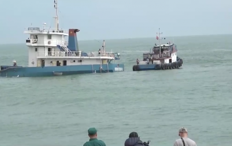 Hoàn thành việc hút dầu trên tàu Hoàng Gia 46 gặp nạn ở vùng biển Quảng Ngãi