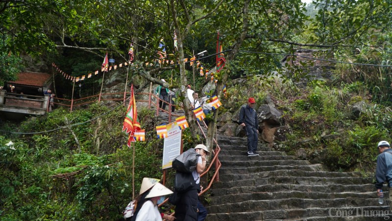 Lượng khách du lịch đến Yên Tử năm nay thấp hơn so với những năm trước dịch