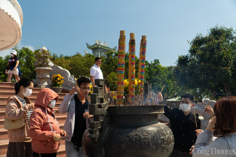 Hàng nghìn người đổ về ngôi chùa lớn nhất Đà Nẵng dịp Tết Nguyên tiêu
