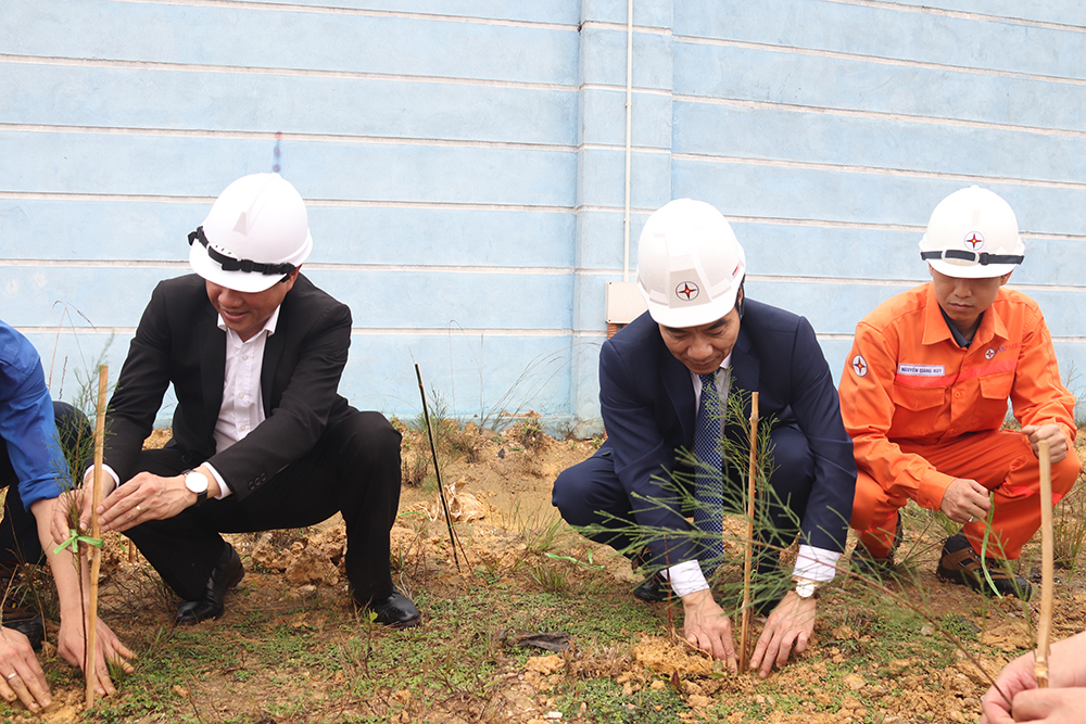 Chủ tịch Công đoàn Điện lực Việt Nam tham gia lễ phát động “Tết trồng cây” năm 2023 tại Nhiệt điện Quảng Trạch I 2