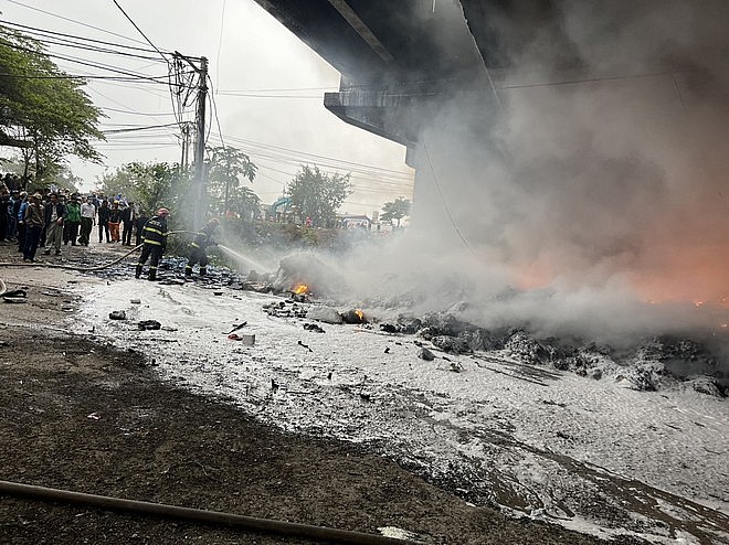Hà Nội: Đã khối chế được đám cháy bãi phế liệu dưới gầm cầu Thăng Long
