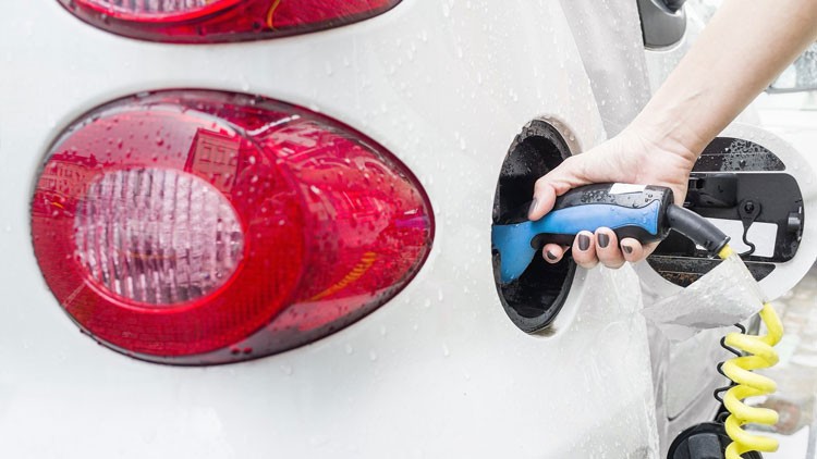 Sạc xe điện trong trời mưa liệu có an toàn?