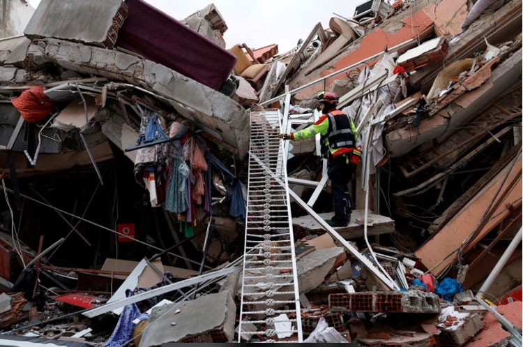Lực lượng cứu hộ của Tổ chức Tìm kiếm và Cứu nạn Quốc tế (ISAR) làm việc sau trận động đất ở Kirikhan, tỉnh Hatay, Thổ Nhĩ Kỳ (Ảnh: Reuters)