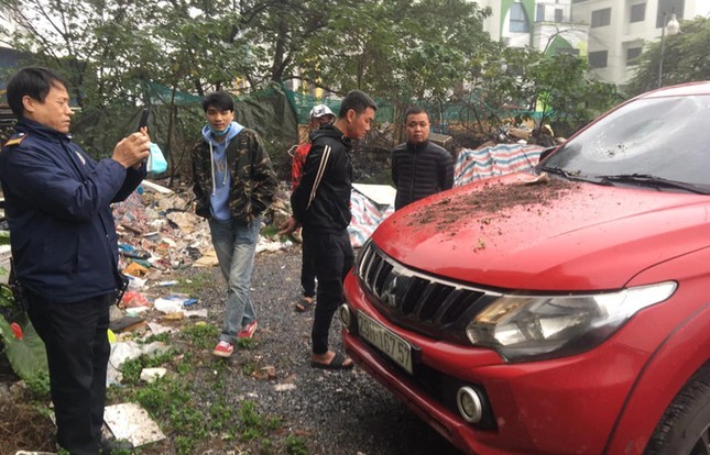 Hà Nội: Xác minh vụ chậu hoa rơi từ tầng cao chung cư xuống ô tô