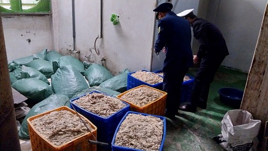 Quản lý thị trường Bắc Giang tạm giữ gần 10 tấn thực phẩm đông lạnh không rõ nguồn gốc