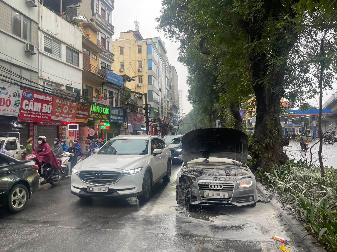 Chập điện, xe Audi bốc cháy dữ dội trên đường phố Hà Nội