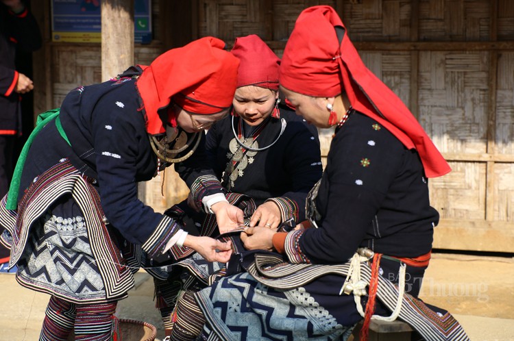 Giữ gìn nghề thêu trang phục truyền thống phụ nữ Dao tiền