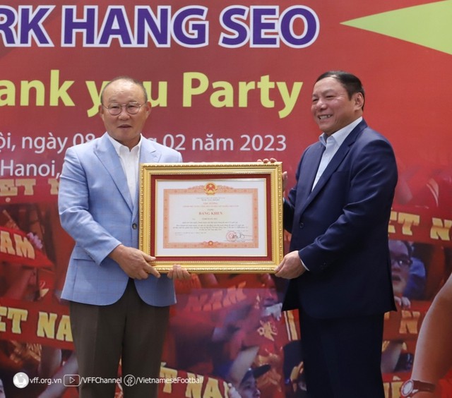 Huấn luyện viên Park Hang Seo nhận bằng khen của Thủ tướng Việt Nam