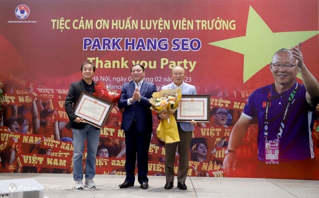 Ngành thể thao và VFF tri ân HLV Park Hang-seo cùng trợ lý Lee Young-jin (Ảnh VFF)