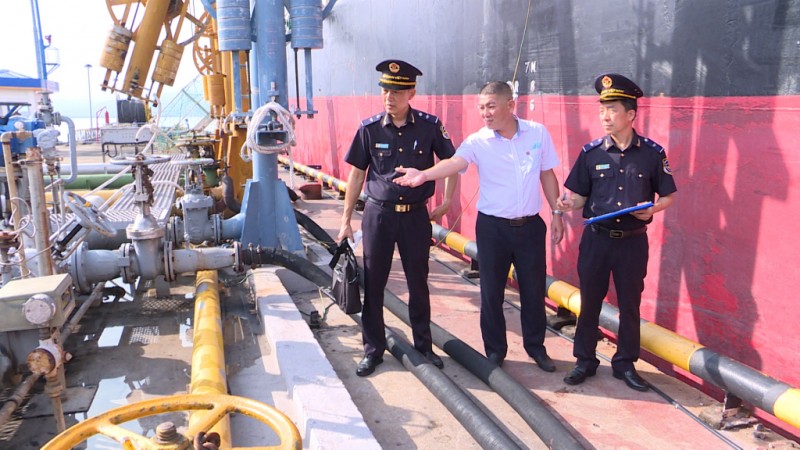 Cán bộ Chi cục Hải quan cửa khẩu Cảng Hòn Gai kiểm tra hoạt động XNK xăng dầu tại Công ty Xăng dầu B12. (Ảnh 