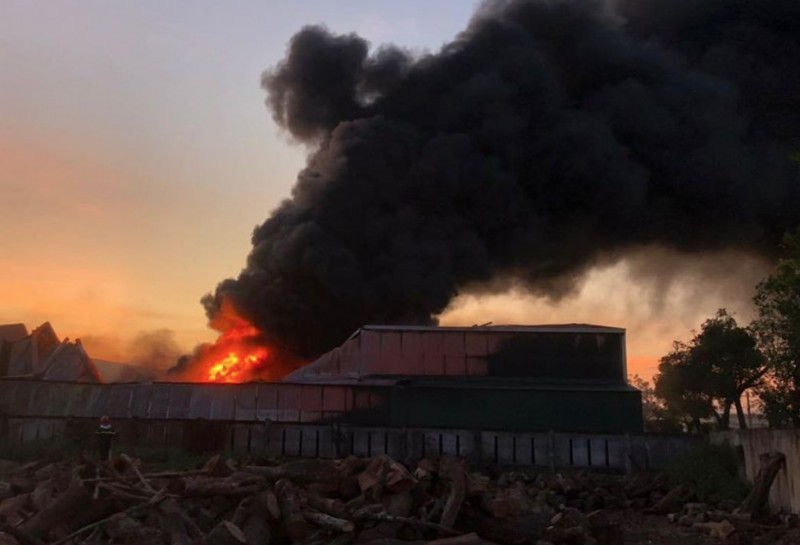 Quảng Ngãi: Cháy lớn tại cụm công nghiệp làng nghề Tịnh Ấn Tây