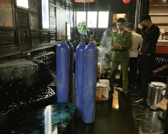 Hà Nội: Triệt phá cơ sở kinh doanh khí cười, rượu nhập lậu tại phố Mã Mây