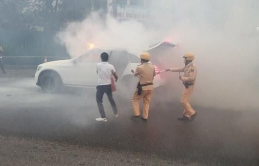 Ô tô Mercedes cháy dữ dội trên đường Phạm Hùng