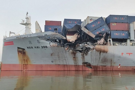 TP. Hồ Chí Minh: Hai tàu chở container va chạm mạnh trên sông