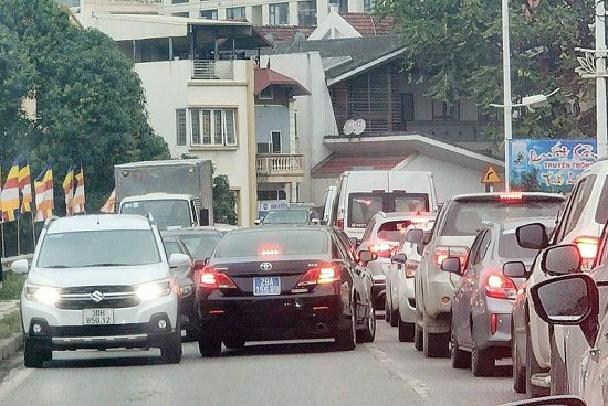 Xử phạt xe biển xanh của Thành ủy Hà Nội đi lấn làn