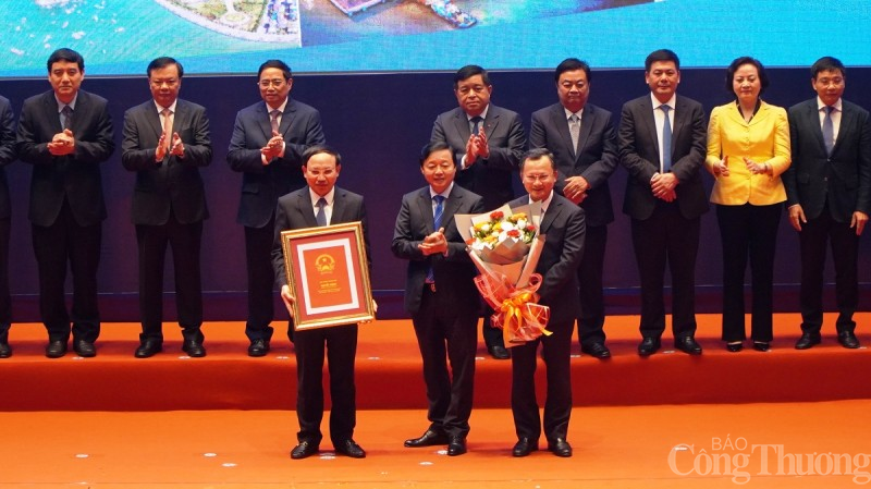 Phó Thủ tướng Chính phủ Trần Hồng Hà, trao Quy hoạch tỉnh Quảng Ninh thời kỳ 2021-2030, tầm nhìn đến năm 2050 cho lãnh đạo tỉnh Quảng Ninh