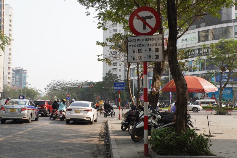Hà Nội: Xem xét kiến nghị dỡ bỏ biển cấm taxi trên các tuyến phố