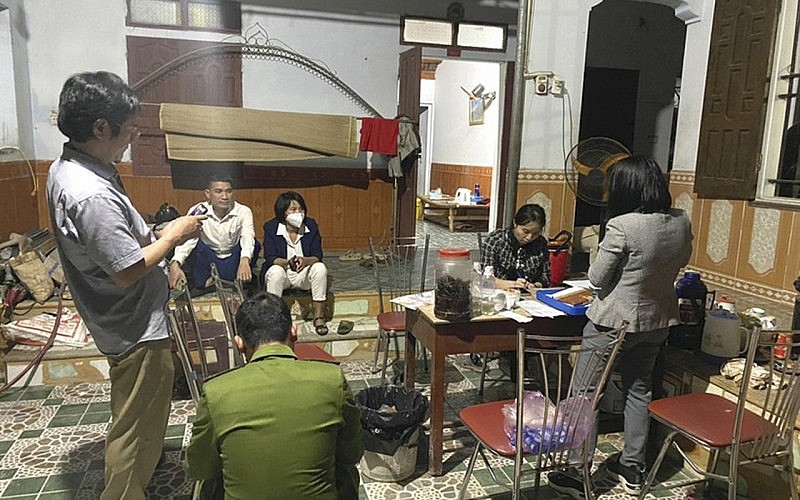 Điều tra nguyên nhân 5 người ngộ độc sau bữa rượu ở Nghệ An