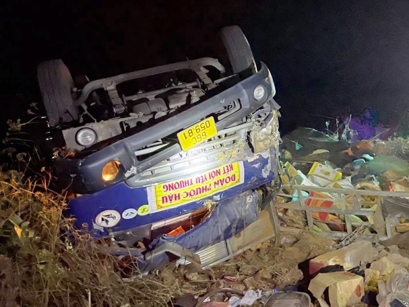 Xe tải bị nạn là xe của đoàn từ thiện ở huyện Cần Giuộc, tỉnh Long An đi làm từ thiện ở huyện Nam Trà My (Quảng Nam).