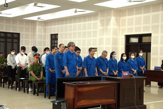Giúp chuyên gia "dỏm" nhập cảnh Việt Nam trái phép, 24 người lĩnh án tù