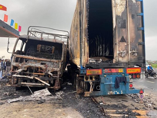 Quảng Nam: Ô tô tải và xe container đậu trước cây xăng bốc cháy dữ dội