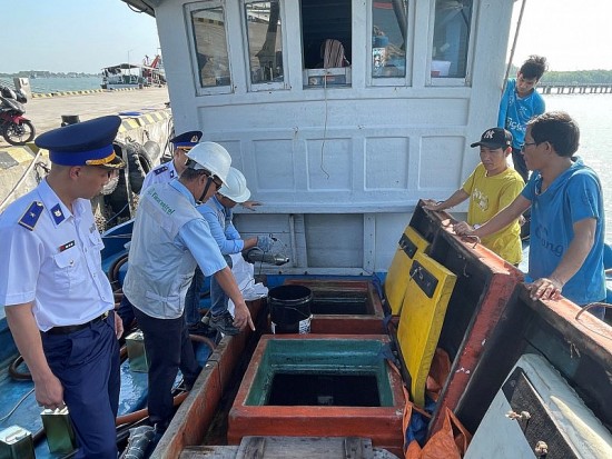 Bà Rịa Vũng Tàu: Cảnh sát biển tạm giữ 25.000 lít dầu DO không rõ nguồn gốc
