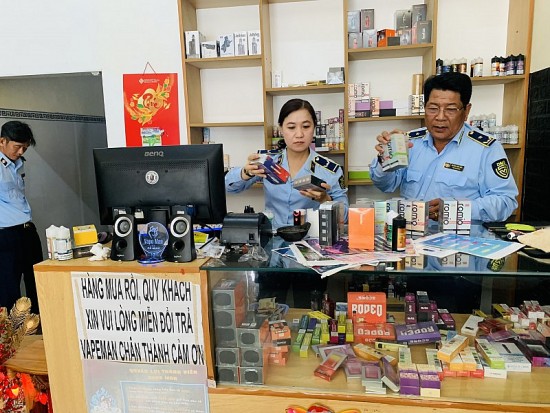 Phát hiện một hộ kinh doanh thuốc lá điện tử nhập lậu tại Cà Mau
