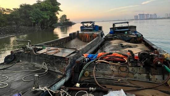 Lại phát hiện “cát tặc” bơm hút và vận chuyển cát trái phép trên sông Đồng Nai