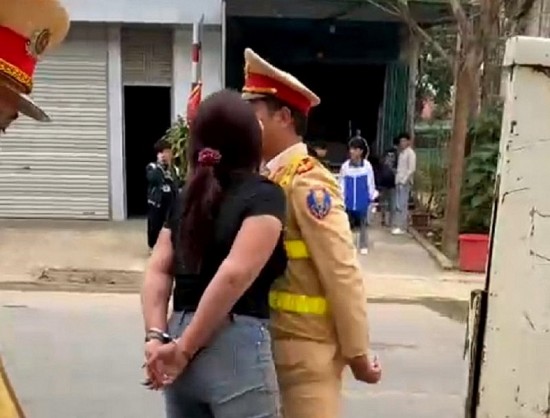Thanh Hóa: Công an đang làm rõ hành vi người phụ nữ lăng mạ cảnh sát giao thông