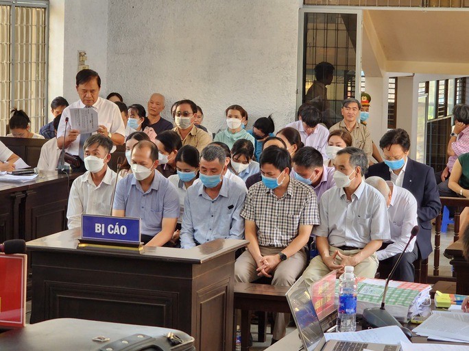 Các bị cáo nguyên lãnh đạo, cán bộ, nhân viên y tế tỉnh Đắk Lắk tại phiên tòa.