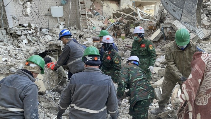 Đội cứu nạn Việt Nam tiếp tục tìm thấy 2 nạn nhân trong đống đổ nát