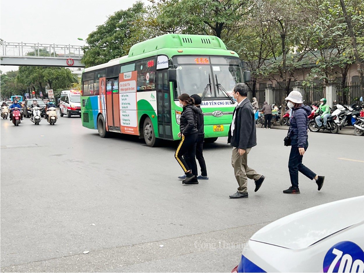 Hà Nội: Cầu bộ hành qua đường bị người dân "lãng quên" vì một lý do đơn giản