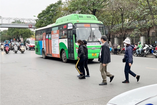 Hà Nội: Cầu bộ hành qua đường bị người dân "lãng quên" vì một lý do đơn giản