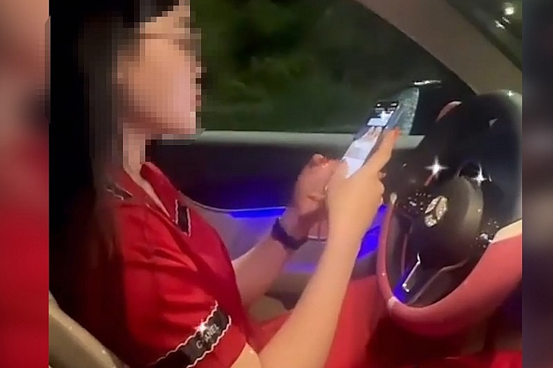Xử phạt nữ tài xế Mercedes buông 2 tay và dùng điện thoại để quay TikTok