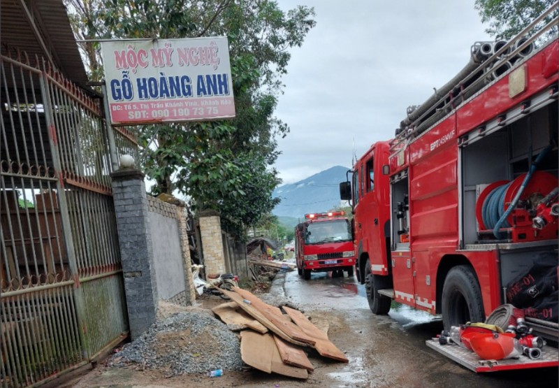 Điều tra nguyên nhân vụ cháy xưởng gỗ 500m2 ở Khánh Hoà