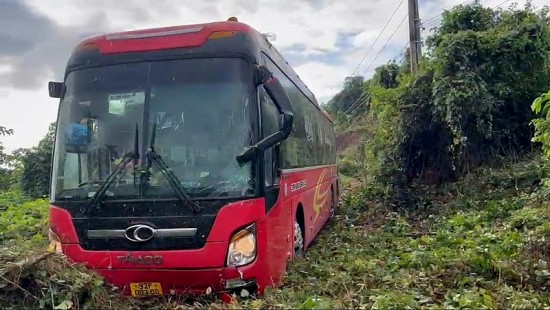 Khánh Hòa: Xe khách lao xuống vực, nhóm du khách nước ngoài may mắn thoát nạn