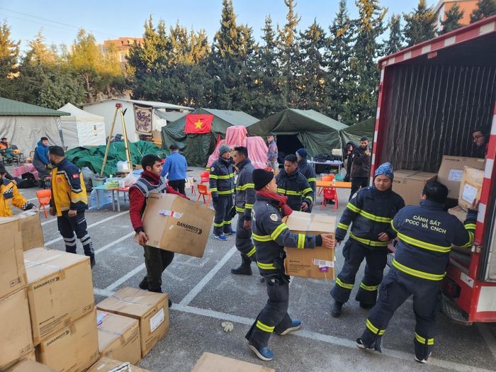 Cán bộ đoàn cứu nạn, cứu hộ Đoàn trao 2 tấn hàng viện trợ cho phía Thổ Nhĩ Kỳ 