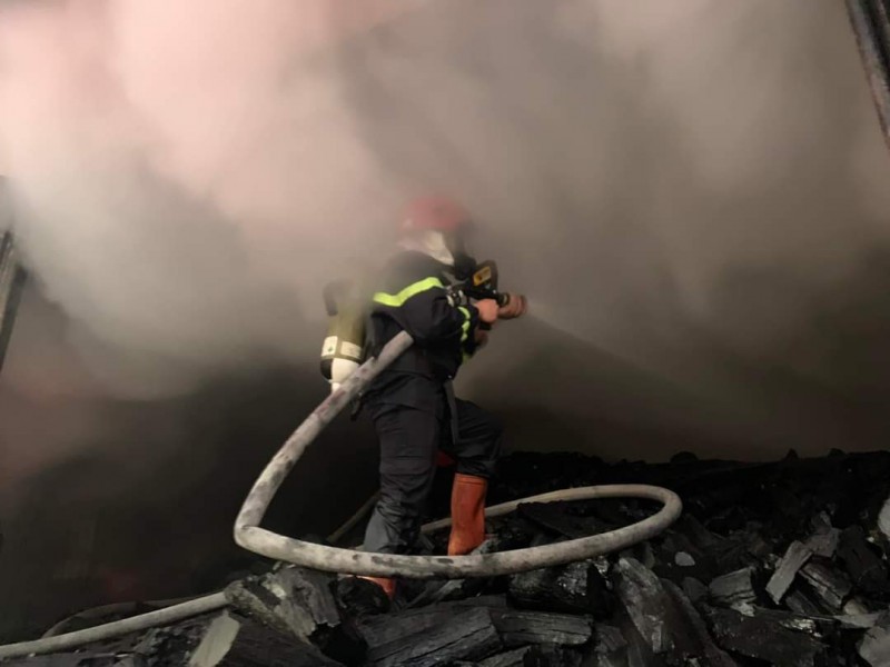 Quảng Ngãi: Kho than củi hàng trăm tấn bốc cháy trong đêm