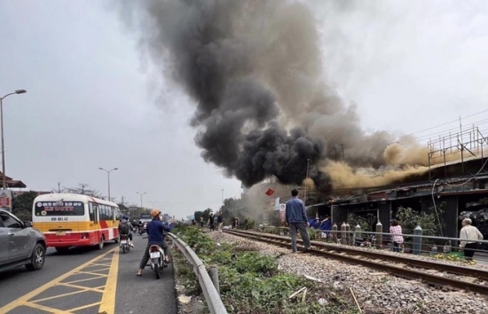 Hà Nội: Cháy lớn dãy nhà liền kề sát đường sắt ở huyện Gia Lâm