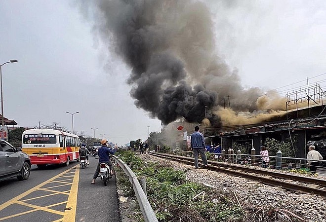 Hà Nội: Cháy lớn dãy nhà liền kề sát đường sắt ở huyện Gia Lâm