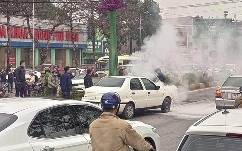 Nghệ An: Đang chạy trên đường, ô tô bất ngờ cháy dữ dội