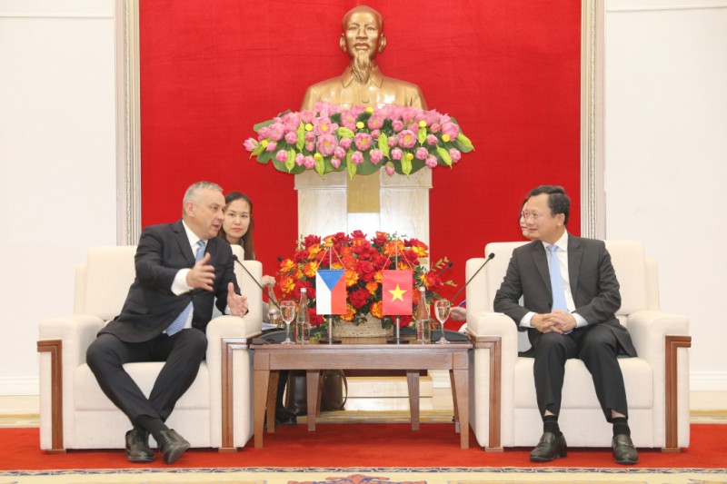 Ông Cao Tường Huy, Quyền Chủ tịch UBND tỉnh Quảng Ninh (bên phải ảnh), trao đổi với ngài Jozef Siskela, Bộ trưởng Bộ Công thương, Cộng hoà Séc 