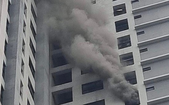 Cháy phòng ngủ căn hộ chung cư tại tầng 22 ở Hà Nội